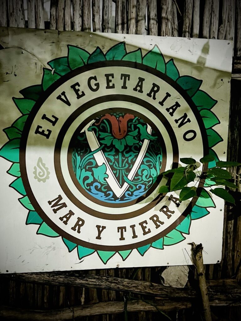 A sign that says El Vegetariano Mar Y Tierra